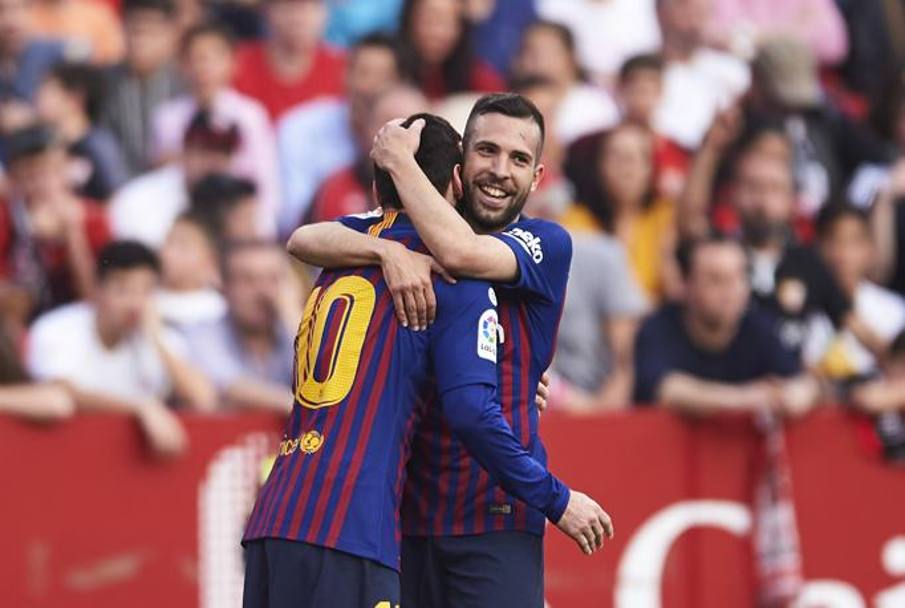 Messi festeggia con Suarez, al quale ha regalato l&#39;assist del 4-2 finale. Getty